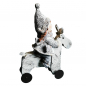 Preview: Winterkind auf rollendem Rentier charmante Weihnachtsfigur im Strickdesign