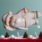 Preview: Liegender Weihnachtsmann Keramik, elegante Weihnachtsfigur in Weiß