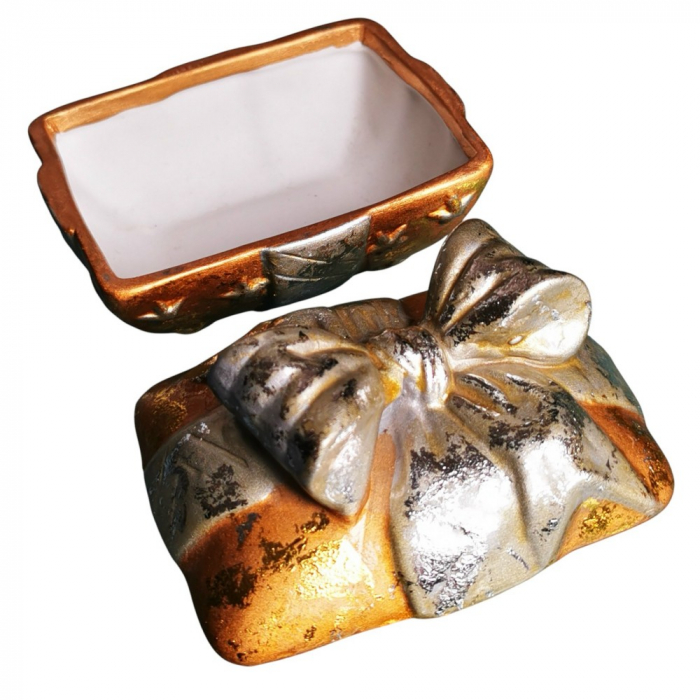 Keramikdose in GESCHENKFORM Goldfarben mit Silberschleife