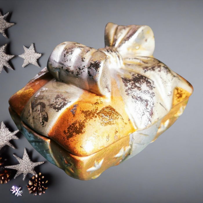 Keramikdose in GESCHENKFORM Goldfarben mit Silberschleife