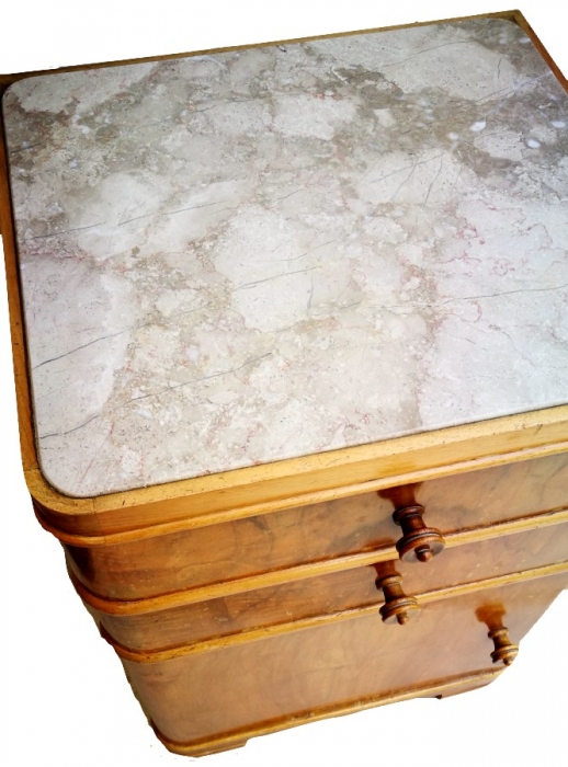 Preview: 50er Jahre ANTIK NACHTTISCH Nussbaumholz mit MARMORPLATTE rechts öffnende Türe