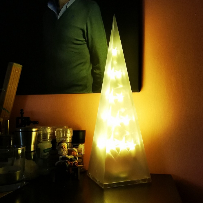 PYRAMIDE mit 12 LEDs Holografie STERNE Beleuchtung Weihnachten Deko 45 cm