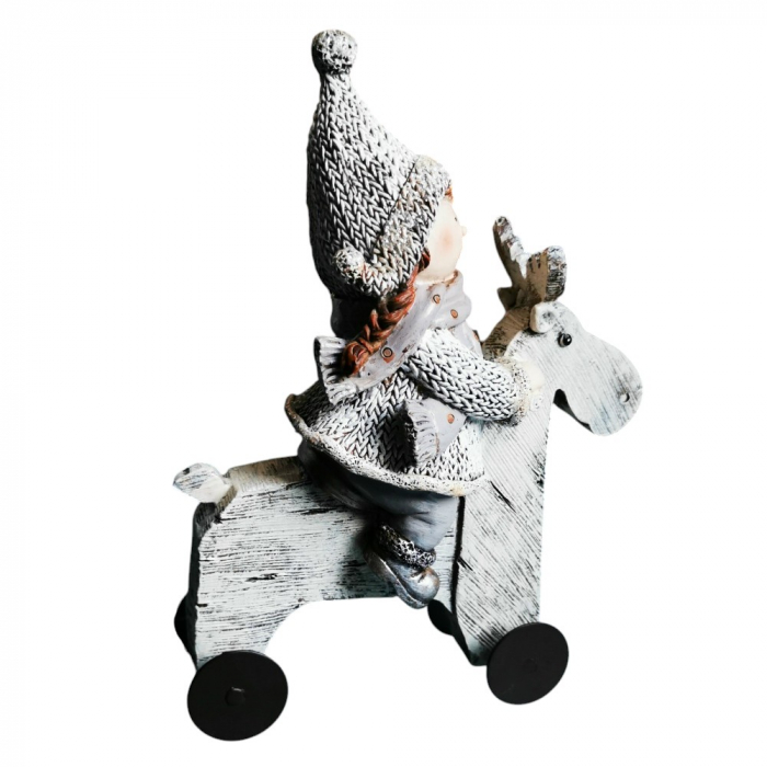 Winterkind auf rollendem Rentier charmante Weihnachtsfigur im Strickdesign