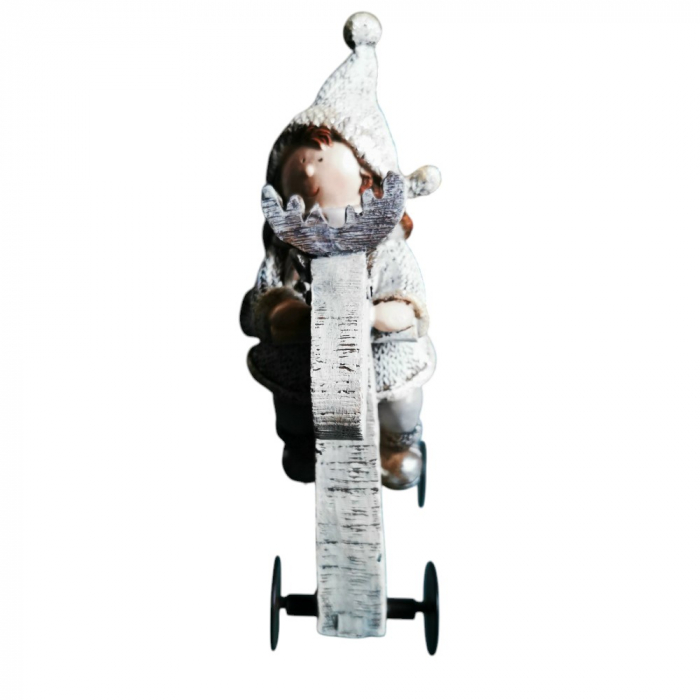 Winterkind auf rollendem Rentier charmante Weihnachtsfigur im Strickdesign