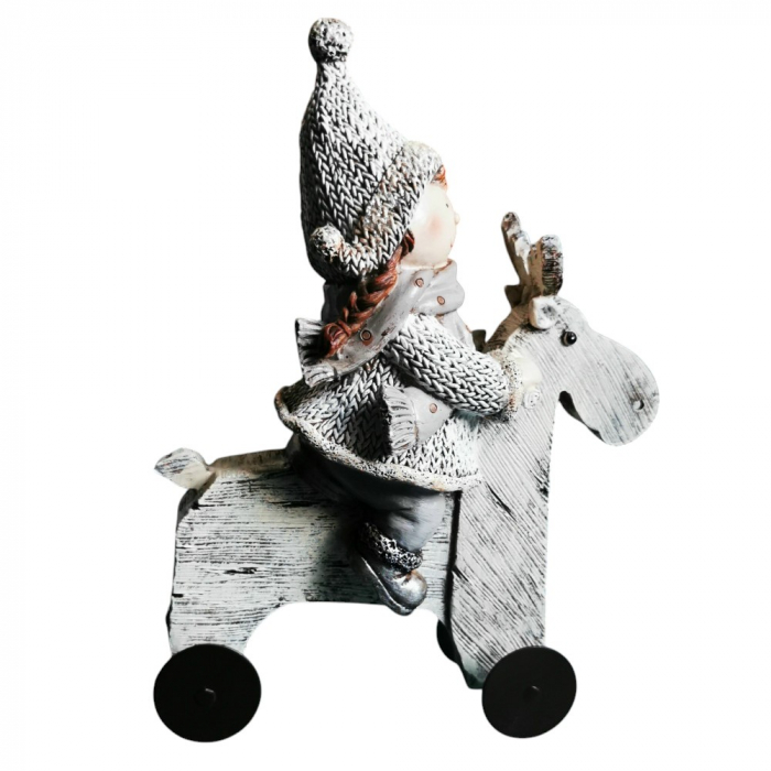 Winterkind auf rollendem Rentier charmante Weihnachtsfigur im Strickdesign