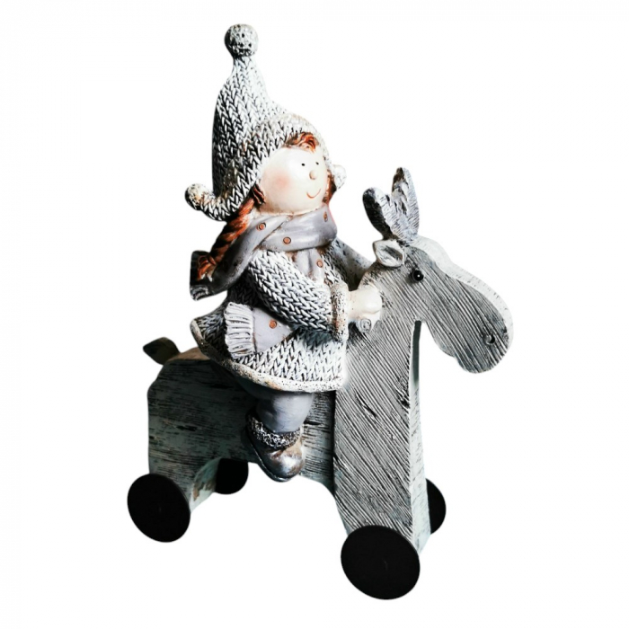 Winterkind auf rollendem Rentier charmante Weihnachtsfigur im Strickdesign