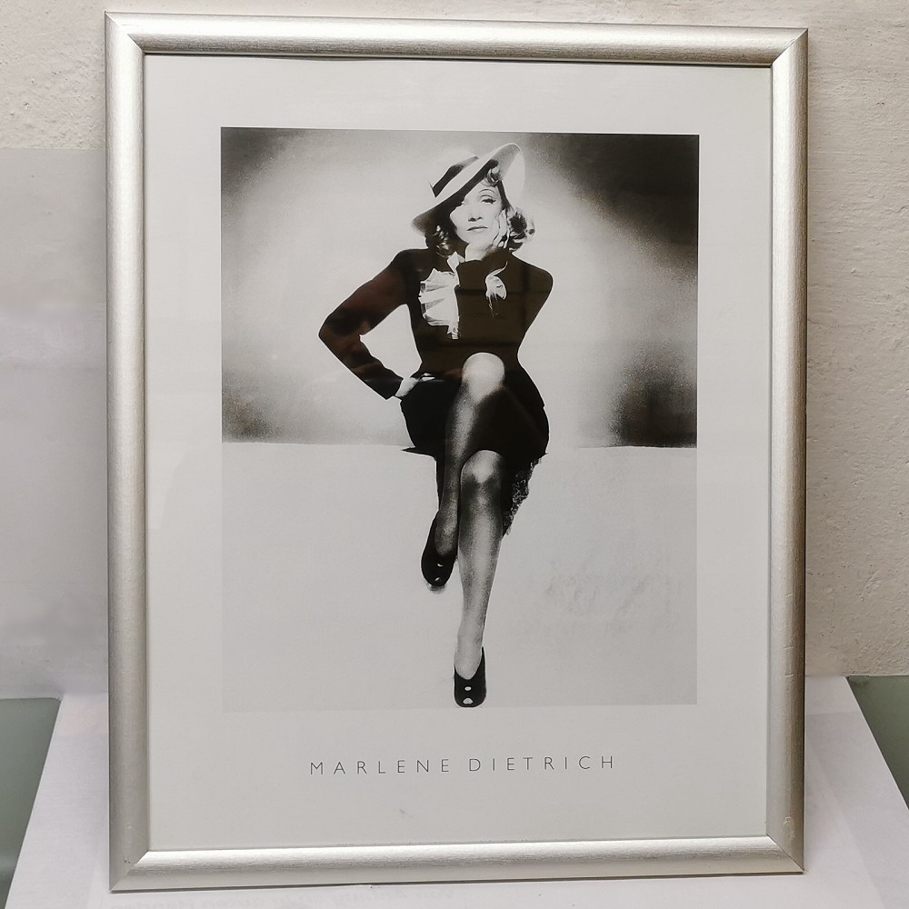Eurovilag Trendshop Augsburg Da Schau Her Marlene Dietrich Poster Schwarz Weiss Kunstdruck Gerahmt 55 X 44 Cm Rahmen Silber