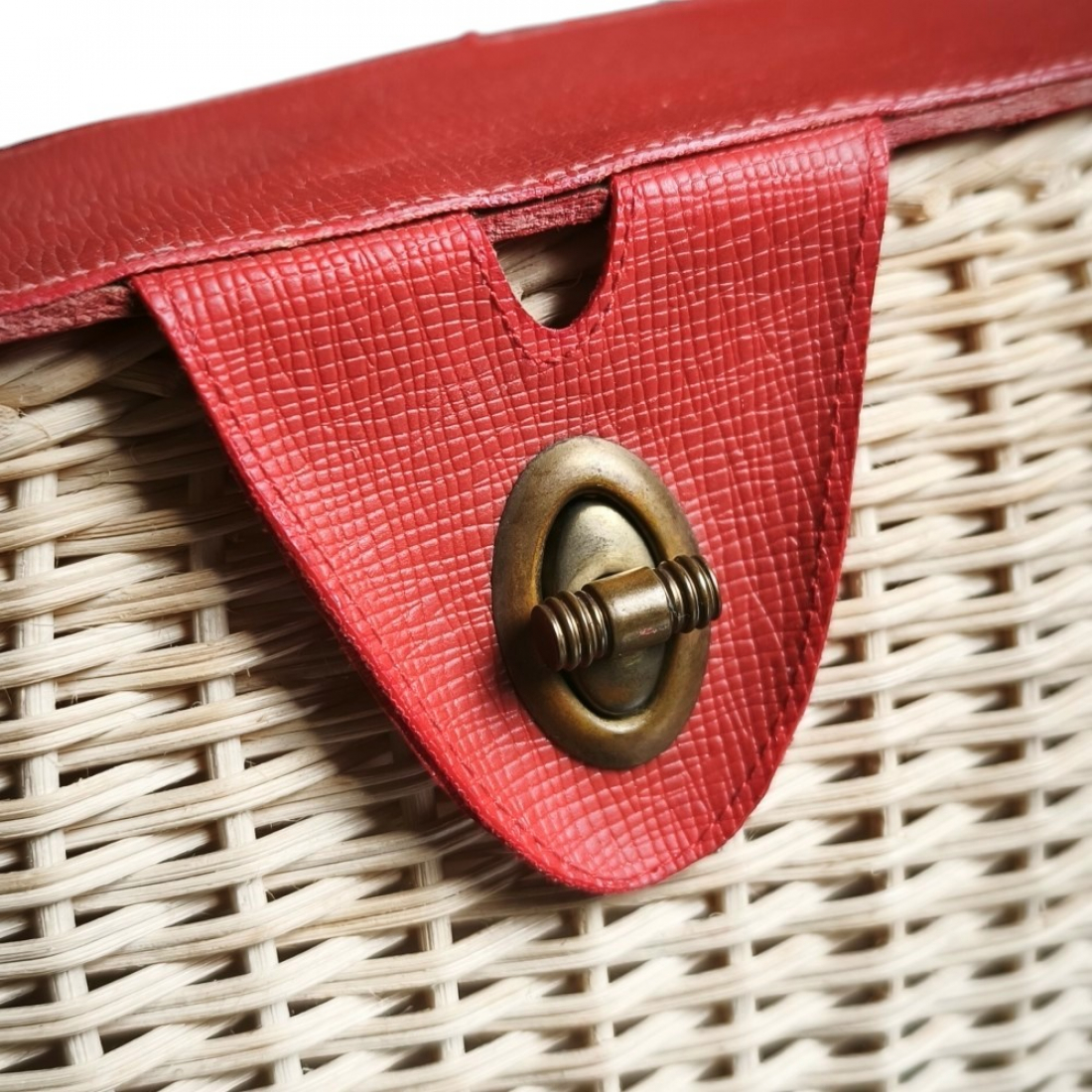 70er Jahre Vintage Korbtasche Basket Bag mit rotem Deckel & Drehverschluss