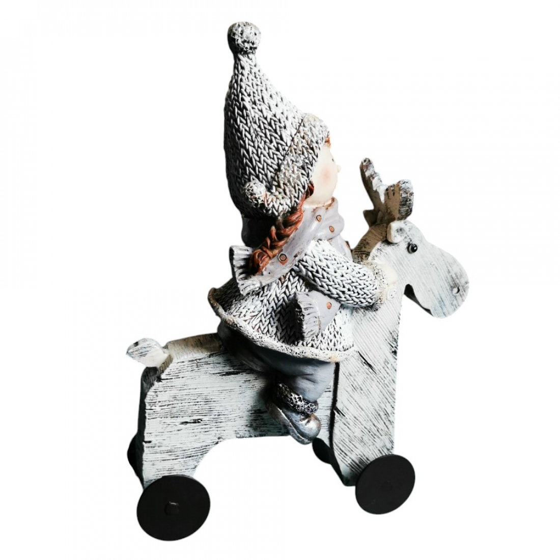 Winterkind auf rollendem Rentier charmante Weihnachtsfigur im Strickdesign