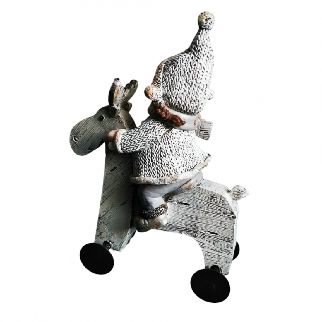 Winterkind auf rollendem Rentier charmante Weihnachtsfigur im Strickdesign