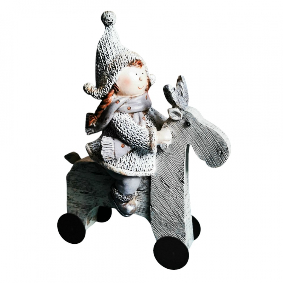 Winterkind auf rollendem Rentier charmante Weihnachtsfigur im Strickdesign