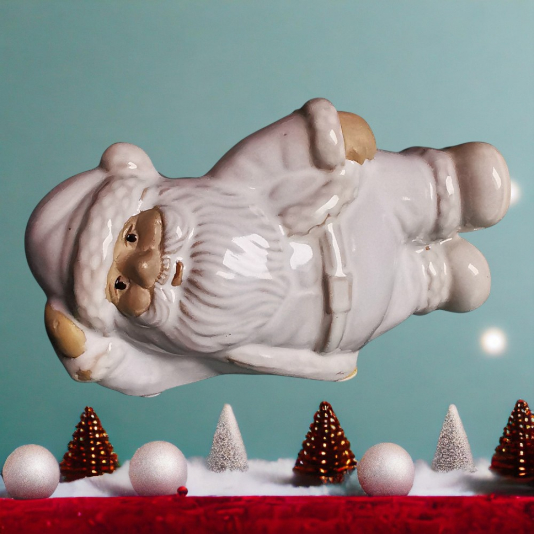 Liegender Weihnachtsmann Keramik, elegante Weihnachtsfigur in Weiß